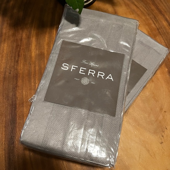 SFERRA Luxury Dinner Napkins set of 4 - Picture 2 of 4